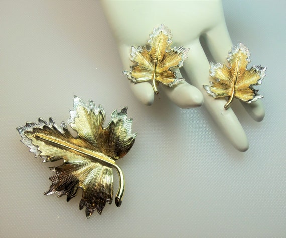Lovely Floral Swirling Gold-Tones, Sarah Coventry Signed Vintage Clip Earrings