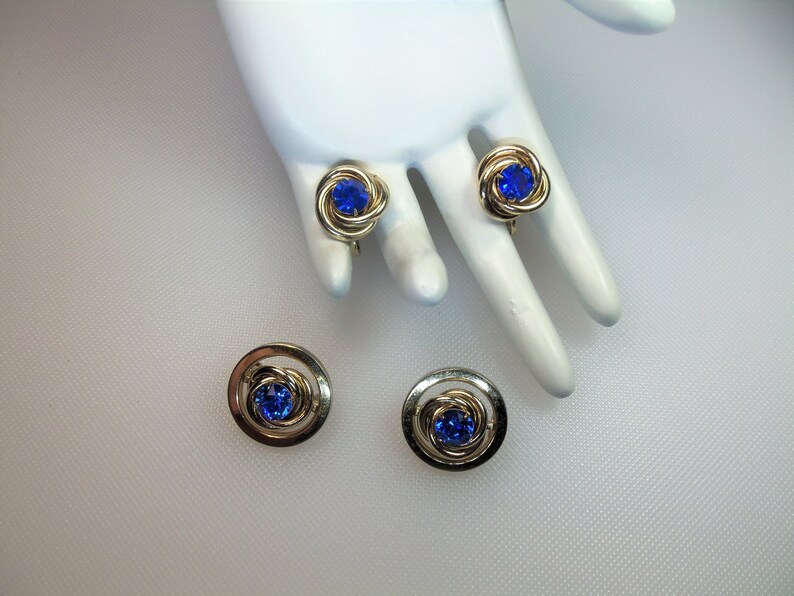 Vintage Polished Gold Tone Blue Prong Set Rhinestones Two Round Scatter Brooch Pins and Matching Screw Back Earrings Designer Signed Coro