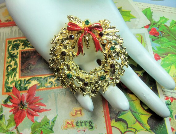 Vintage Christmas Wreath Pin: Gold Tone, Rhinestones  display picture 1