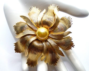 Pretty Vintage Crown Trifari Faux Pearl Textured Floral Leaf