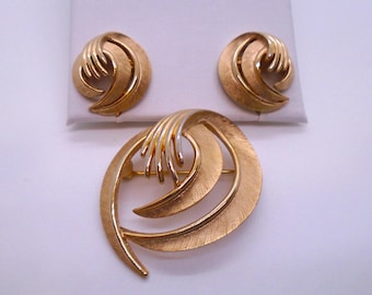 Vintage Krone Trifari signiert Gold Ton Swirl Spray Brosche und Ohrclips Set