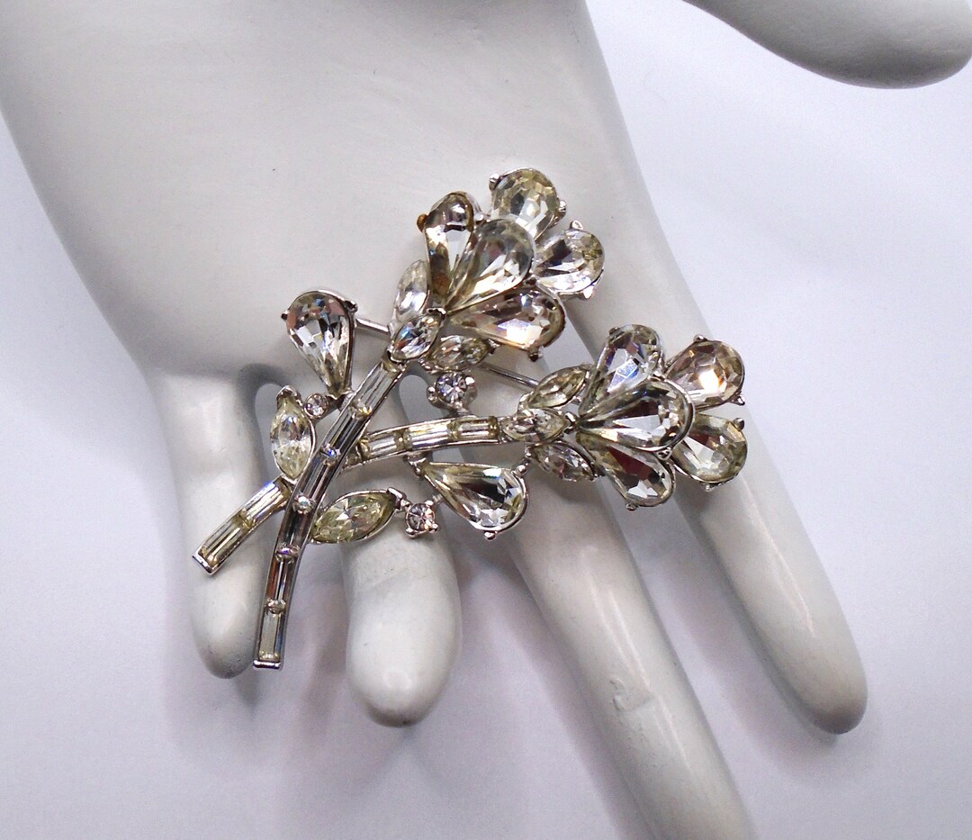 Broche Oiseau Trifari Plaqué Argent, émail Bleu Et Rouge Avec Strass - Occasion Vintage