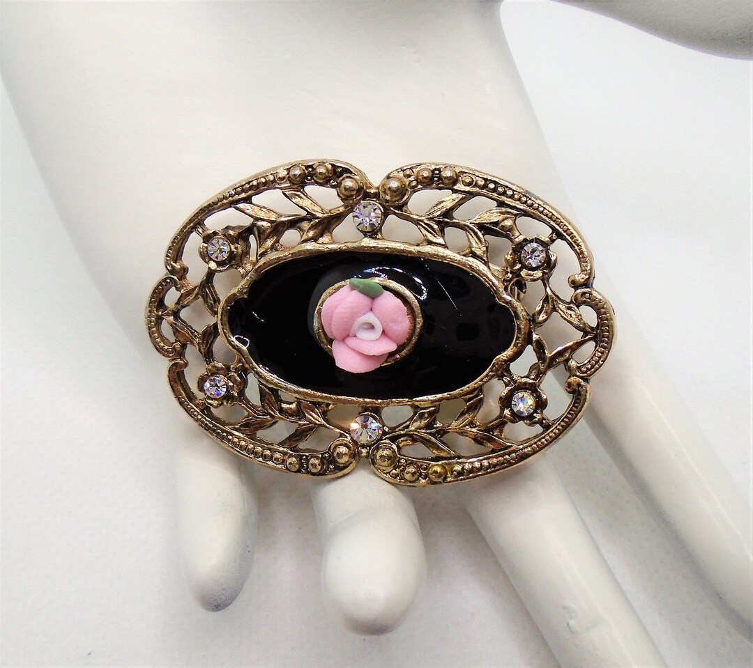 Spilla ovale in porcellana a forma di rosa della Jewelry