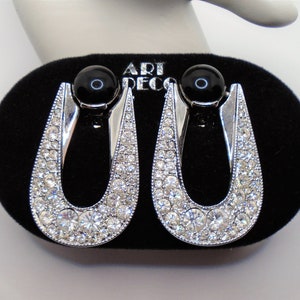 Vintage Silber Ton klare Strasssteine und schwarz Cabochon Klopfer Ohrclips Designer signiert Art Deco 89 auf Display Card Raymond Templier