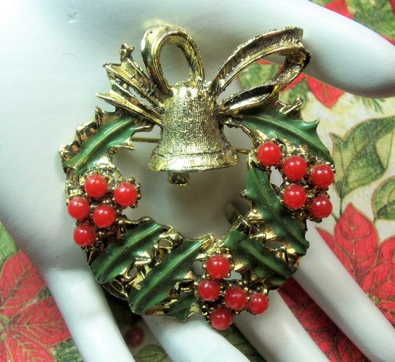 Details about / Metal Bell Wreath Red Green Gold Bells Holly Leaves Plastic Balls 11/"