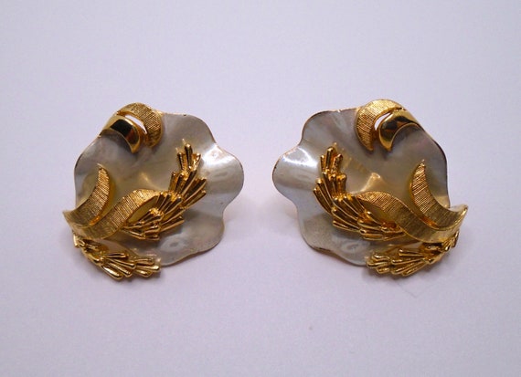 Vintage Detailed Gold Tone and Pearlized Enamel S… - image 7