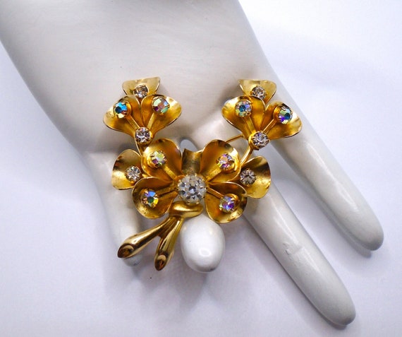 Broche Ancienne Ornée De Cristaux Boréalis - Couleur Or, Motif Fleur - Bijou Vintage Occasion