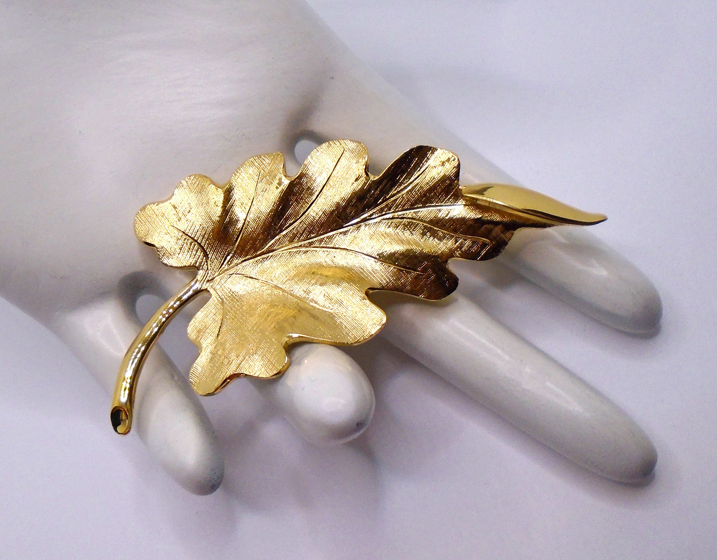 Vintage gold tone and rhinestone leaf brooch - Etsy 日本