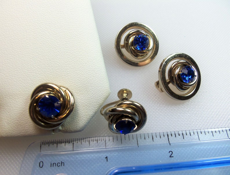 Vintage Polished Gold Tone Blue Prong Set Rhinestones Two Round Scatter Brooch Pins and Matching Screw Back Earrings Designer Signed Coro