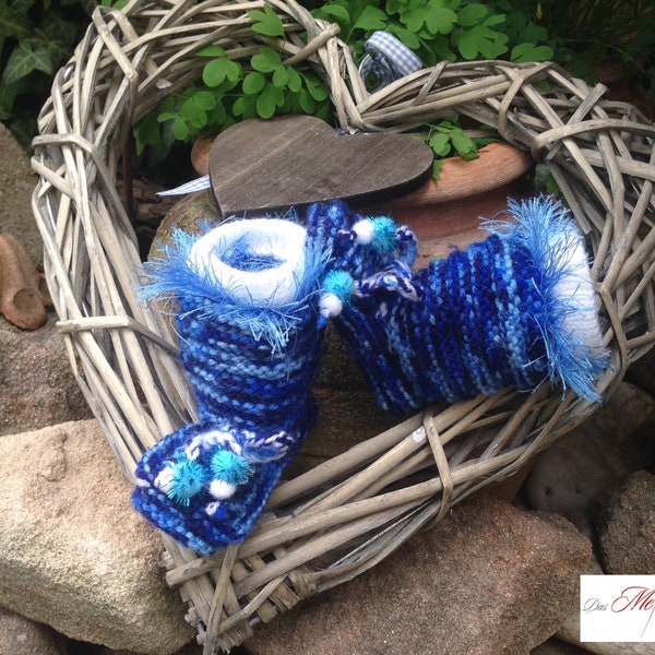 handgestrickte Babystiefel blau