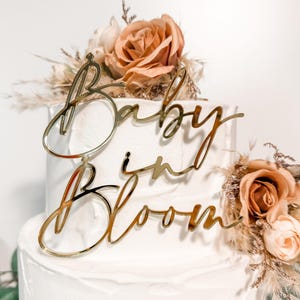 Ozdoba na tort "Baby in Bloom", ozdoba na baby shower, spersonalizowana ozdoba na tort, akrylowa tabliczka na tort, drewniana ozdoba na tort, dekoracja tortu, informacja o płci dziecka