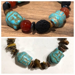 Puede incluir: Una pulsera de cuentas con cuentas de cabeza de Buda turquesa, cuentas rojas y negras y cuentas de roca volcánica. La pulsera está ensartada en un cordón elástico y está diseñada para usarse en la muñeca.
