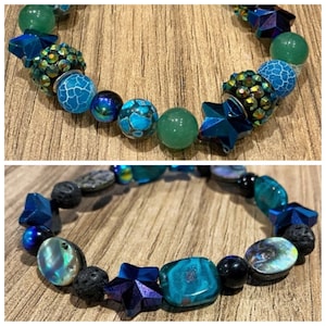 Peut inclure: Un bracelet de perles composé de perles bleues et vertes variées. Il comprend des perles en forme d'étoile, des perles rondes avec des motifs craquelés et mouchetés, et des perles vertes lisses. Les perles sont enfilées sur un élastique.