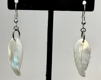 Pendientes colgantes de concha de abulón, plata, pluma y alas de ángel