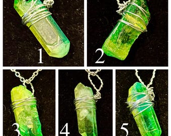 Groen geverfd, kwartskristal, ketting (op kryptoniet geïnspireerd)