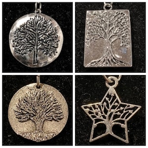 Può includere: Quattro ciondoli in argento ad albero della vita, ognuno con un design diverso. Il primo ciondolo è un pendente rotondo con un design ad albero dettagliato. Il secondo ciondolo è un pendente rettangolare con un design ad albero. Il terzo ciondolo è un pendente rotondo con un design ad albero. Il quarto ciondolo è un pendente a forma di stella con un design ad albero.