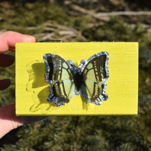 Caja de recuerdos con forma de mariposa amarilla. Caja con forma de mariposa, caja amarilla soleada y brillante, caja de recuerdos, caja pintada, cajas con forma de mariposa, compras de primavera