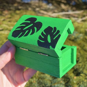 Caja de recuerdos con hojas de plantas de Monstera. Caja para plantas, caja con hojas verdes, caja para recuerdos, caja pintada, cajas para amantes de las plantas, caja para plantas, compras de primavera