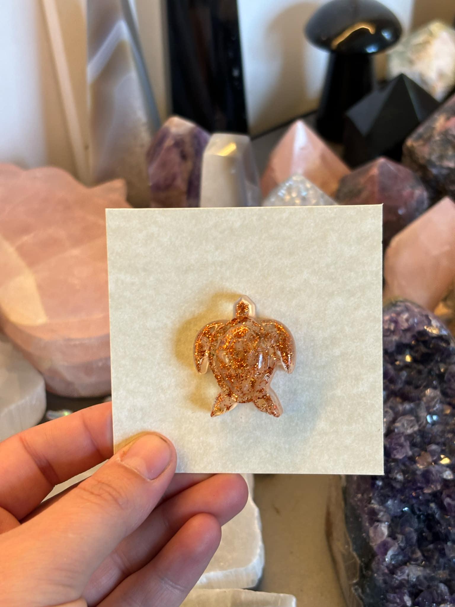 Pin's Tortue Avec Strass Et Pierres Noires - Occasion En Très Bon état - Sans Marque