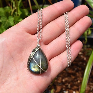 Collana a goccia di labradorite - Collana di laboratorio - Gioielli con pietre preziose di labradorite - Avvolgimento in filo d&#39;argento - Collane boho, regalo per la festa della mamma