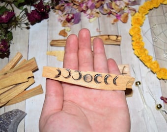 Bastoncino di Palo Santo con Fase Lunare - Legno Sacro - Strumenti per Sfumare - Bastoncino per Sfumare - Strumenti per la Pulizia - Strumenti per l'Altare - Strumenti per la Stregoneria - Purifica