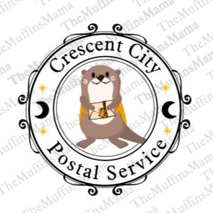 Op de afbeelding: Een zwarte en witte ronde stempel met de tekst "Crescent City Postal Service" in een decoratief lettertype. Een cartoon-otter met een geel pakket bevindt zich in het midden van de stempel.