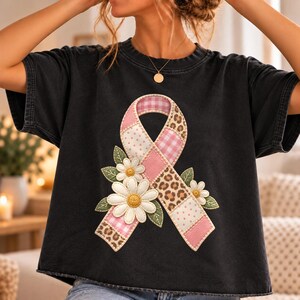 Roze lint PNG, applicatie/patchworklint voor borstkankerbewustzijn, ruitjespatroon met luipaardprint en madeliefjes, sublimatieprint, roze oktobershirt