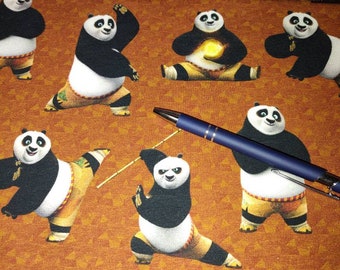 Elastischer Baumwollsweat Kung Fu Panda rot-brauner Hintergrund Lizenzstoff