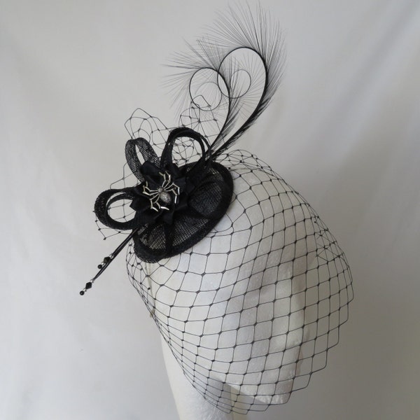 Schwarzer Gothic Fascinator mit Blusher Schleier LockenFedern Sinamay & Silber Spinne Halloween Hochzeit Mini Mütze - Made to Order