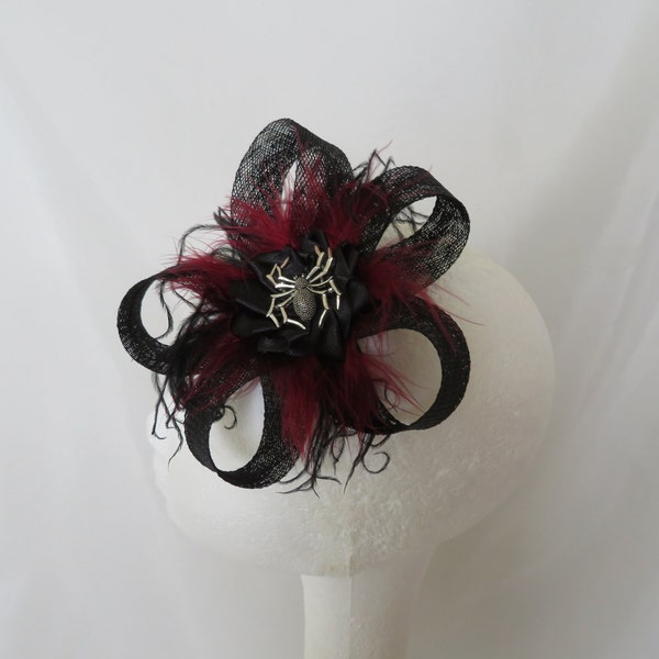 Black and Burgundy Wine Spider Clip - Sinamay Loop Feder Gothic Spooky Goth Halloween Hochzeit Mini Fascinator Haarspange - Made to Order