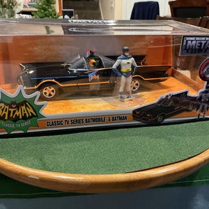 Jada Toys DC Comics Batmobile W/Batman & Robin DieCast 1/24 Scale