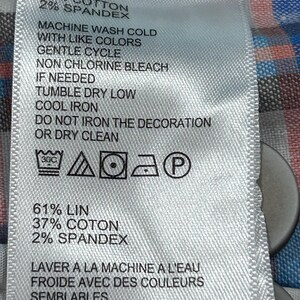 Peut inclure: Gros plan sur une &eacute;tiquette en tissu blanc avec du texte noir. L'&eacute;tiquette indique la composition du tissu : 61% lin, 37% coton et 2% &eacute;lasthanne. Instructions de lavage : lavage en machine &agrave; froid, cycle d&eacute;licat.