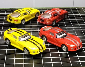 Deux couleurs Kinsmart Dodge Vipers rayées rouge et jaune Pneus en caoutchouc moulé sous pression à l'échelle 1/72 GTSR rouge et jaune