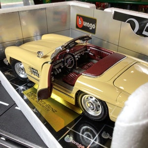 Burago 1957 Mercedes Benz 300 SL Roadster Red Convertible Burago 1957 Mercedes Benz 300 SL Roadster Red Convertible
