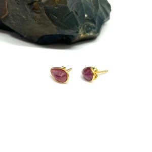 Puces d'oreilles en rubis véritable, petites puces d'oreilles, pierre de naissance en juillet, argent sterling, boucles d'oreilles plaquées or