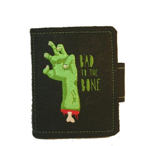 Handmade Herren Geldbörse Portemonnaie schwarz Stickmotiv „Bad to the Bone“ Zombie Hand Handarbeit Einzelstück GB23