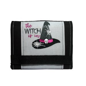 Handmade Geldbörse mit Klappe Portemonnaie Stickmotiv „Witch is in“ Halloween Einzelstück Handarbeit GB14