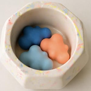 Plato multiusos / Maceta pequeña / Jesmonite vertido a mano en terrazo neón sutil / Decoración moderna para el hogar / Juguete antiestrés de escritorio / Mini nubes