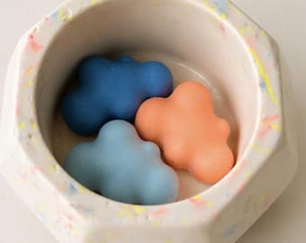 Plato multiusos / Maceta pequeña / Jesmonite vertido a mano en terrazo neón sutil / Decoración moderna para el hogar / Juguete antiestrés de escritorio / Mini nubes