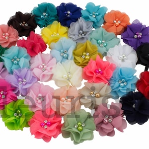 Peut inclure: Assortiment de 24 pinces à cheveux en fleurs de chiffon de couleurs vives avec des perles et des strass. Chaque fleur mesure environ 5 cm de diamètre.
