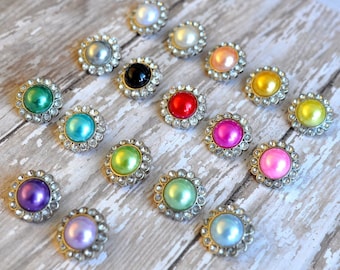 Puede incluir: Surtido de 15 botones redondos de perla con detalles de pedrería en varios colores, incluyendo turquesa, rosa, verde, morado y blanco.