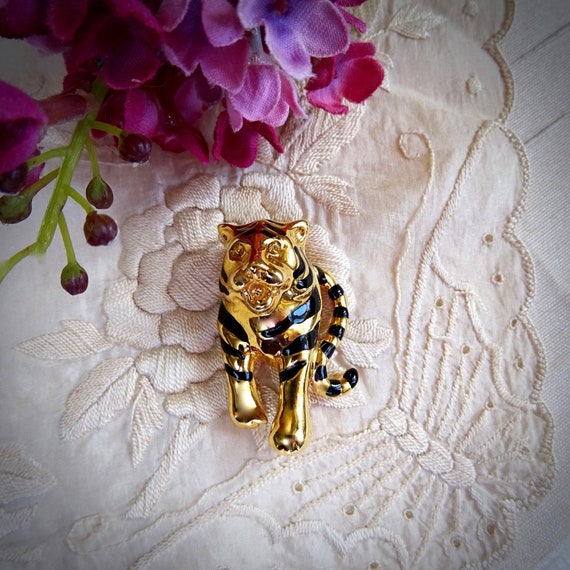 Tiger brooch deals