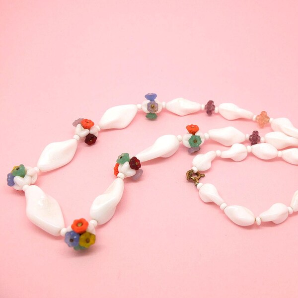 Vintage 1940s Milk Glass Flower Long Necklace