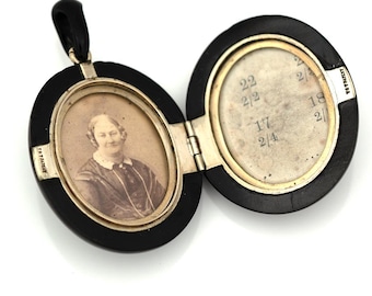 Antico medaglione da lutto in giaietto di Whitby, anni 1870, T&J Bragg