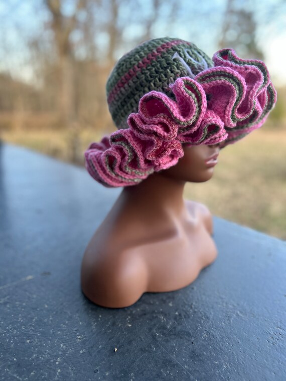 Vintage Ruffled hat Did ruffle hats stop trending? I rarely see posts of them  main image 4