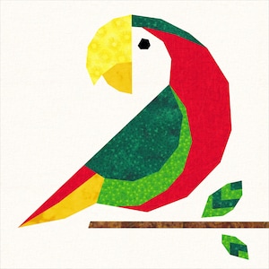 Könnte beinhalten: Ein bunter Papagei mit roten, grünen und gelben Federn, der auf einem braunen Ast sitzt. Der Papagei hat einen weißen Kopf und ein schwarzes Auge.