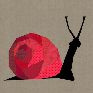 Könnte beinhalten: Geometrische Illustration einer Schnecke. Das Schneckenhaus besteht aus roten Stoffstücken mit Stern- und Wirbelmustern. Der Körper und die Fühler der Schnecke sind schwarz, vor einem neutralen beigefarbenen Hintergrund.