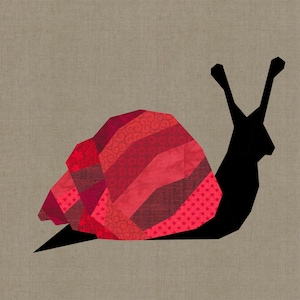 Puede incluir: Ilustración geométrica de un caracol sobre un fondo neutro. La concha del caracol está compuesta por varias telas rojas con diferentes patrones, incluyendo rayas y estrellas. El cuerpo y las antenas del caracol son negros.