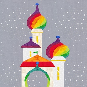 Könnte beinhalten: Ein farbenfrohes, fantasievolles Schloss mit regenbogenfarbenen Kuppeln und einem rot-orange-gelben Dach vor einem grauen, verschneiten Hintergrund.