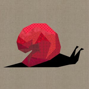 Könnte beinhalten: Geometrische Illustration einer Schnecke. Das Schneckenhaus besteht aus verschiedenen Rottönen mit Stern- und Wirbelmustern. Der Körper und die Spur sind schwarz auf beigem Hintergrund.